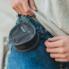 حقيبة صغيرة سوداء بالكامل